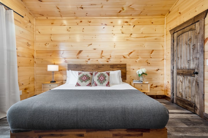 Spálňa 6 má manželskú posteľ King a vlastnú kúpeľňu (Duval).