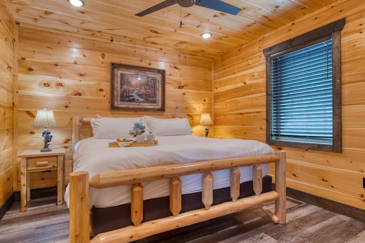 Spálňa 6 má manželskú posteľ, televízor a vlastnú kúpeľňu. (All Fun & Games)