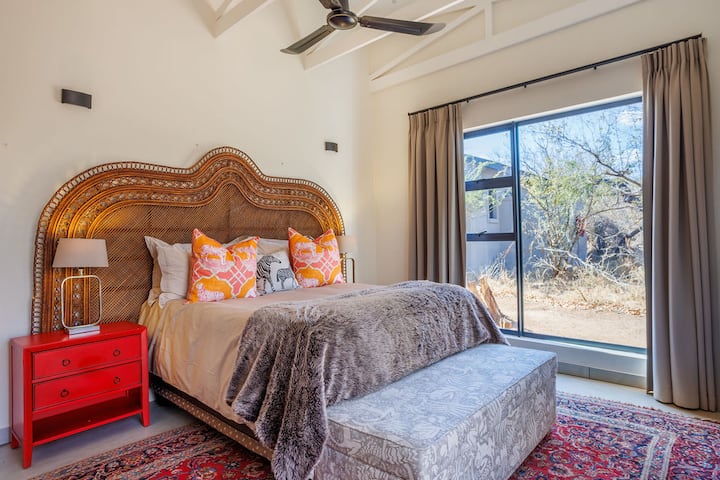 მყუდრო საძინებელი, საიდანაც იშლება ხედი ბუშველდზე.