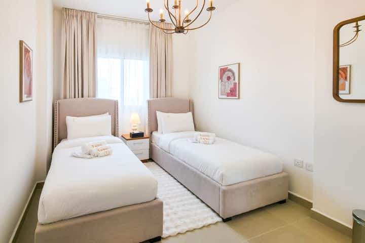 Uronite u našu posteljinu koja je poput oblaka i uživajte u mirnim trenucima u ovoj prekrasno uređenoj spavaćoj sobi koja je savršeno mjesto za odmor i opuštanje.