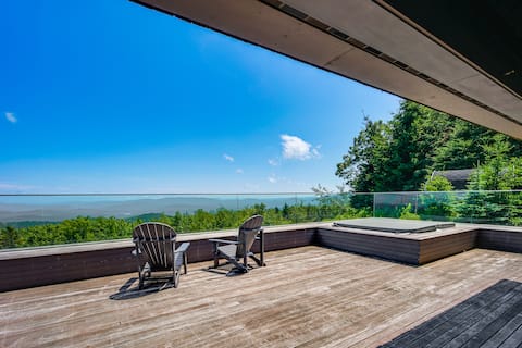 Group-Friendly Newbury Stunner: Home Gym, Hot Tub!