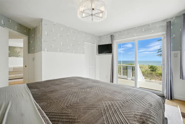 ห้องนอน # 2 ในยูนิต A มองเห็นวิวมหาสมุทรและสามารถเข้าถึงได้โดยตรงจากบันไดดาดฟ้า