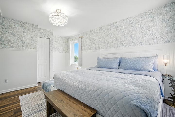 ห้องนอน #5 ในยูนิต B มีเตียงขนาดคิงไซส์