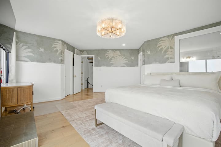 ห้องนอนหลักมีเตียงขนาดคิงไซส์ในห้อง A