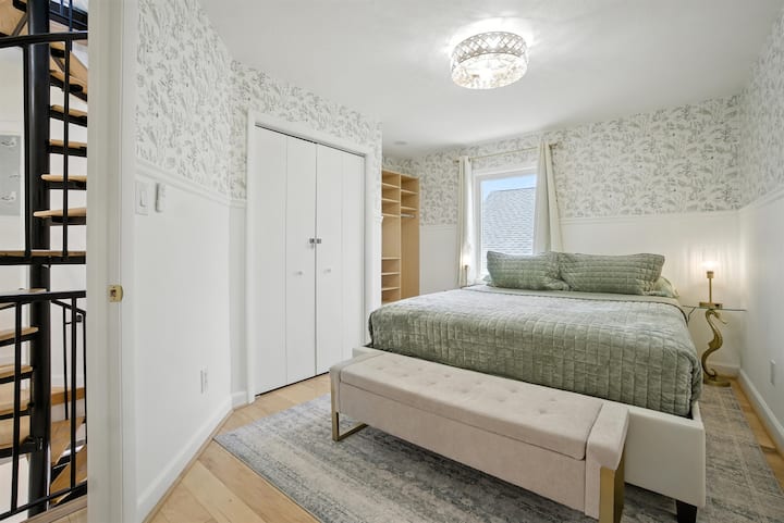 ห้องนอน #3 มีเตียงขนาดคาลิฟอร์เนียคิงไซส์และพื้นที่ตู้เสื้อผ้าในตัวในยูนิต A