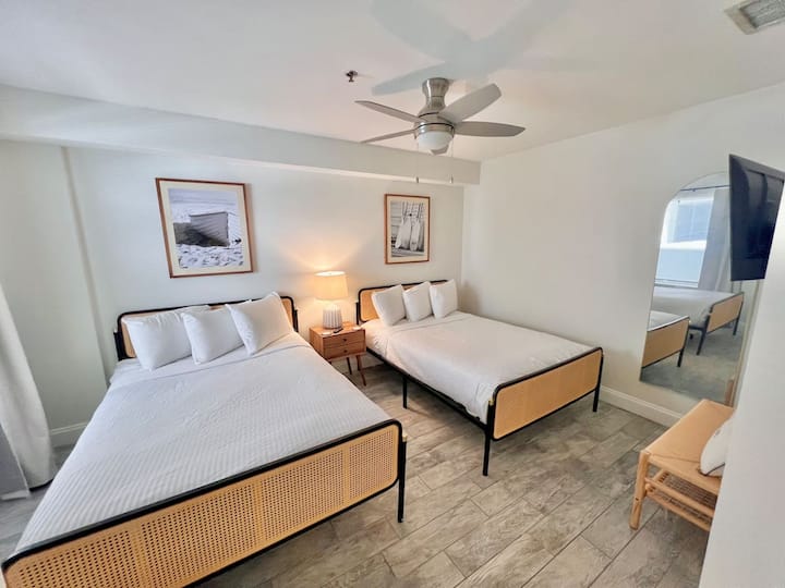 เตียงขนาดใหญ่ 2 เตียงและสมาร์ททีวีที่หมุนได้บนผนังเพื่อมุมที่ดีที่สุด 