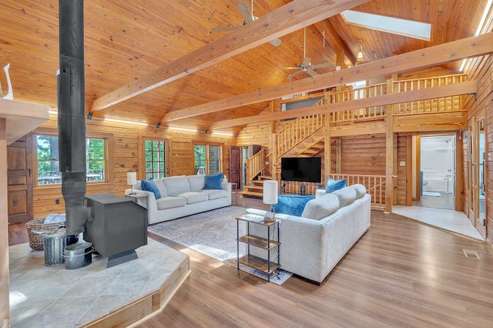 Gorgeous Lakefront Escape - New Renovations! - Lake Anna, VA