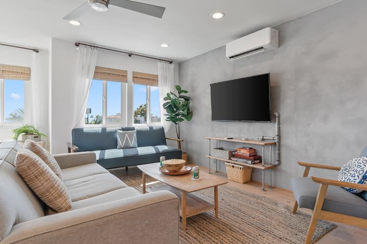 Modern and comfortable living room.