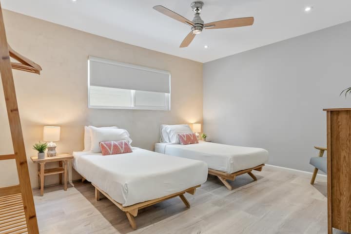 Chumba cha 2 cha kulala kina vitanda viwili pacha.