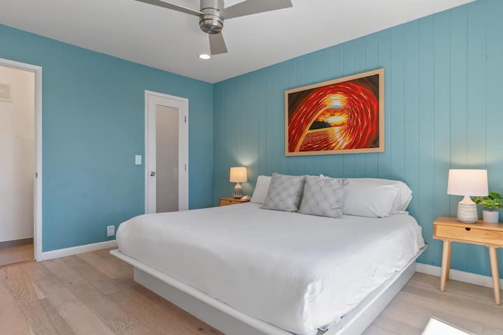 Chumba B cha kulala cha 1 kina kitanda cha kifalme, ufikiaji wa roshani na bafu la pembeni.