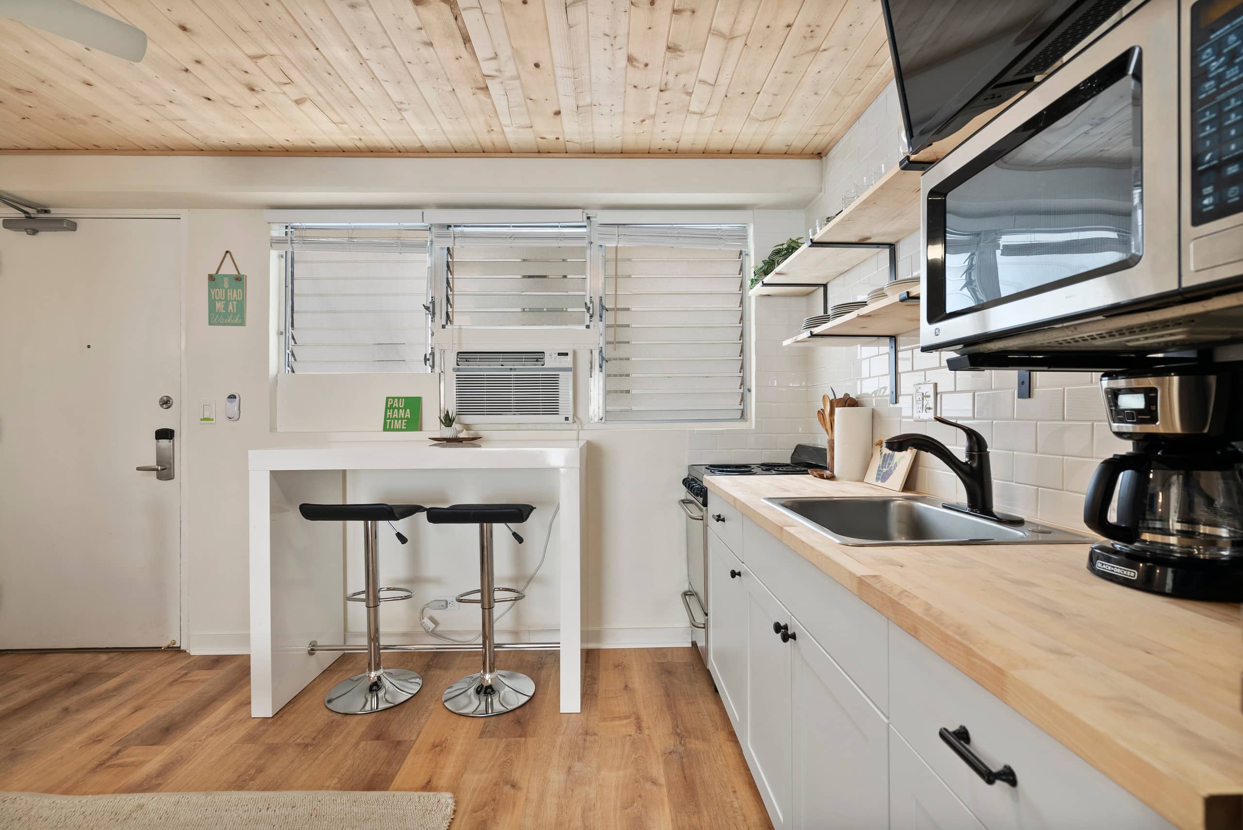 Remodeled Hawaiian Vacation Condo by Waikiki Beach - Image 13