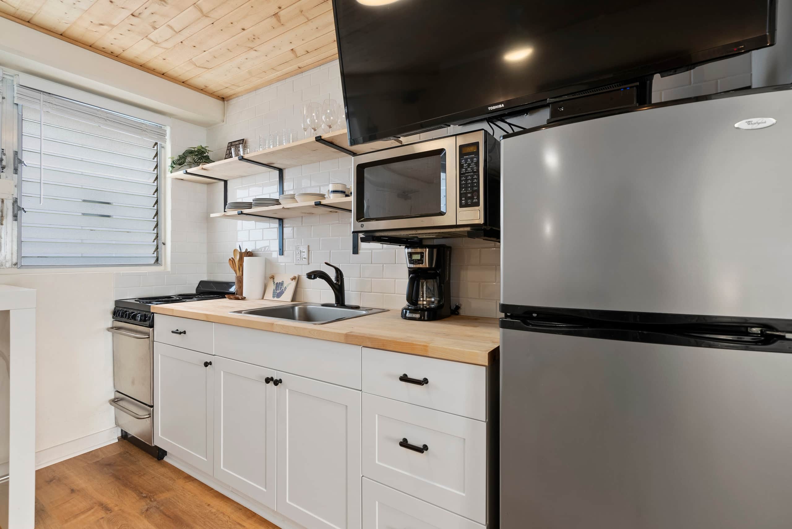Remodeled Hawaiian Vacation Condo by Waikiki Beach - Image 14