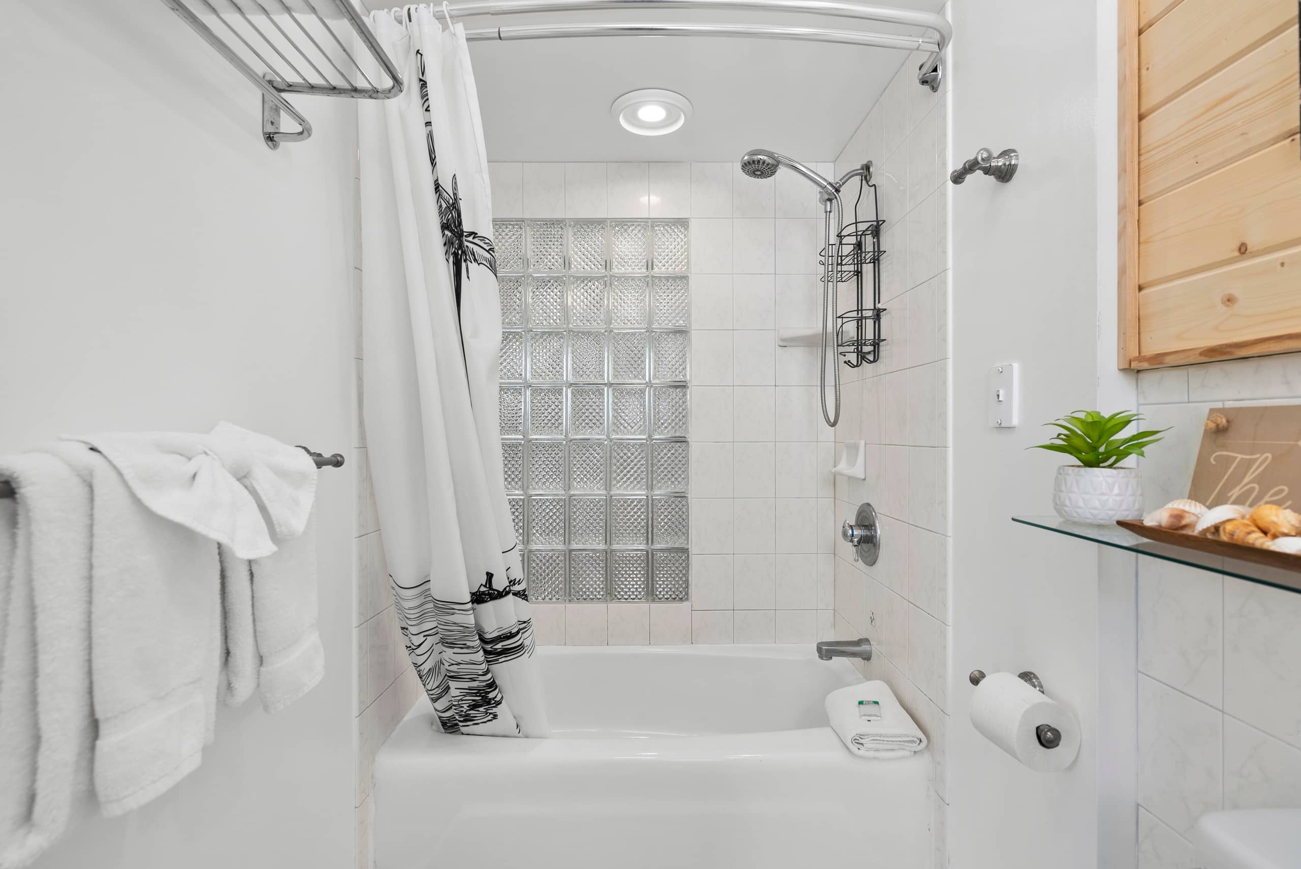 Remodeled Hawaiian Vacation Condo by Waikiki Beach - Image 26