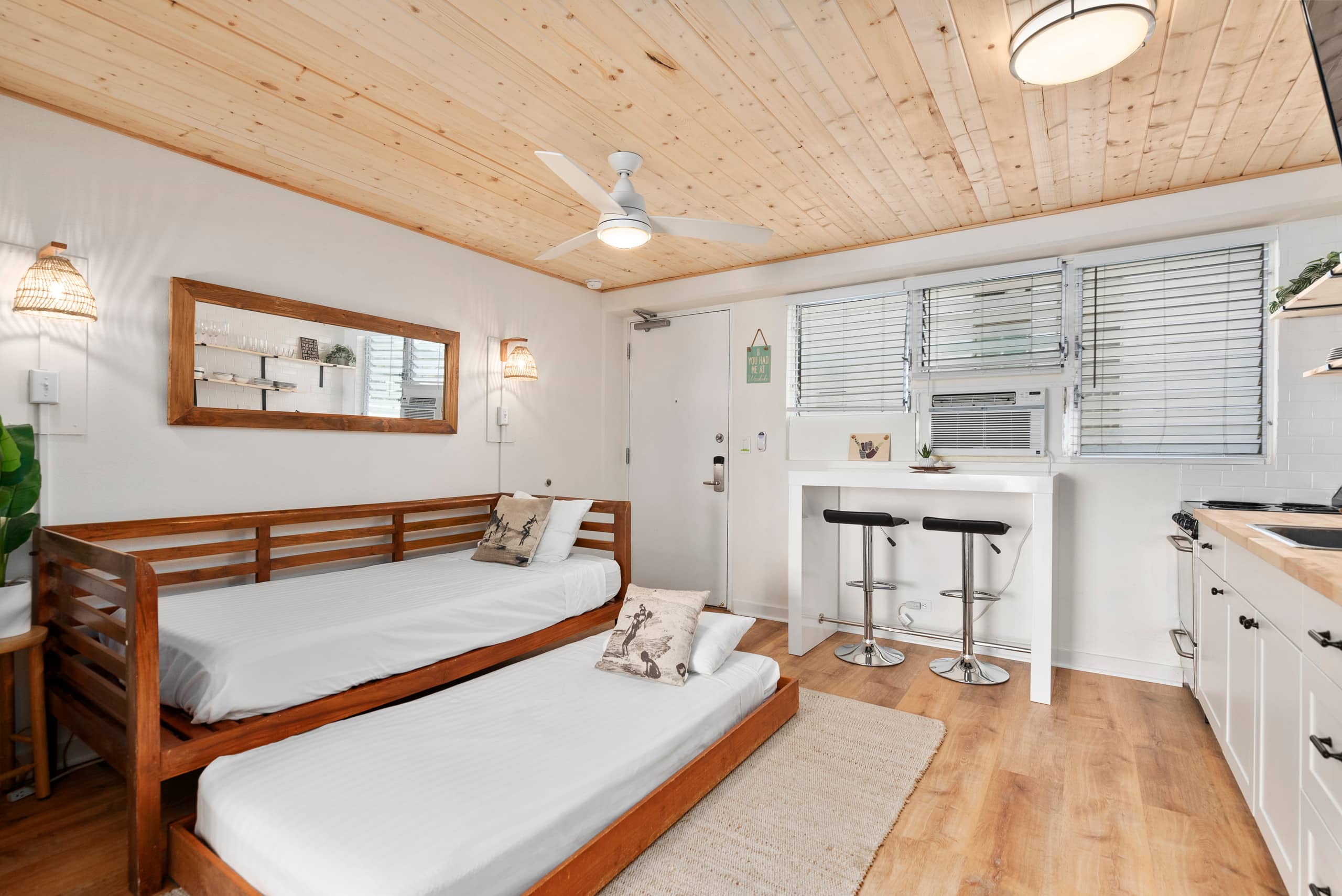 Remodeled Hawaiian Vacation Condo by Waikiki Beach - Image 9