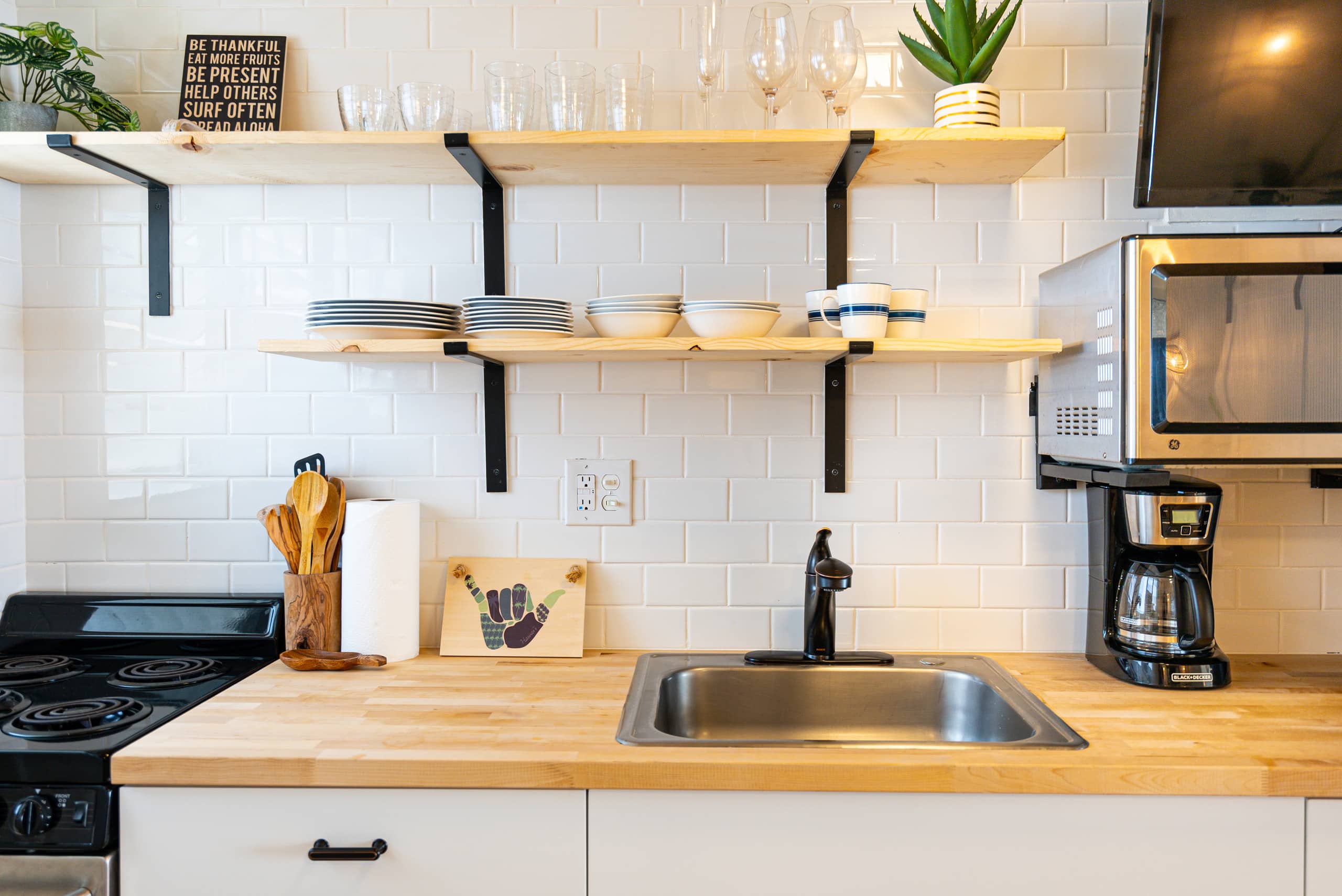 Remodeled Hawaiian Vacation Condo by Waikiki Beach - Image 17