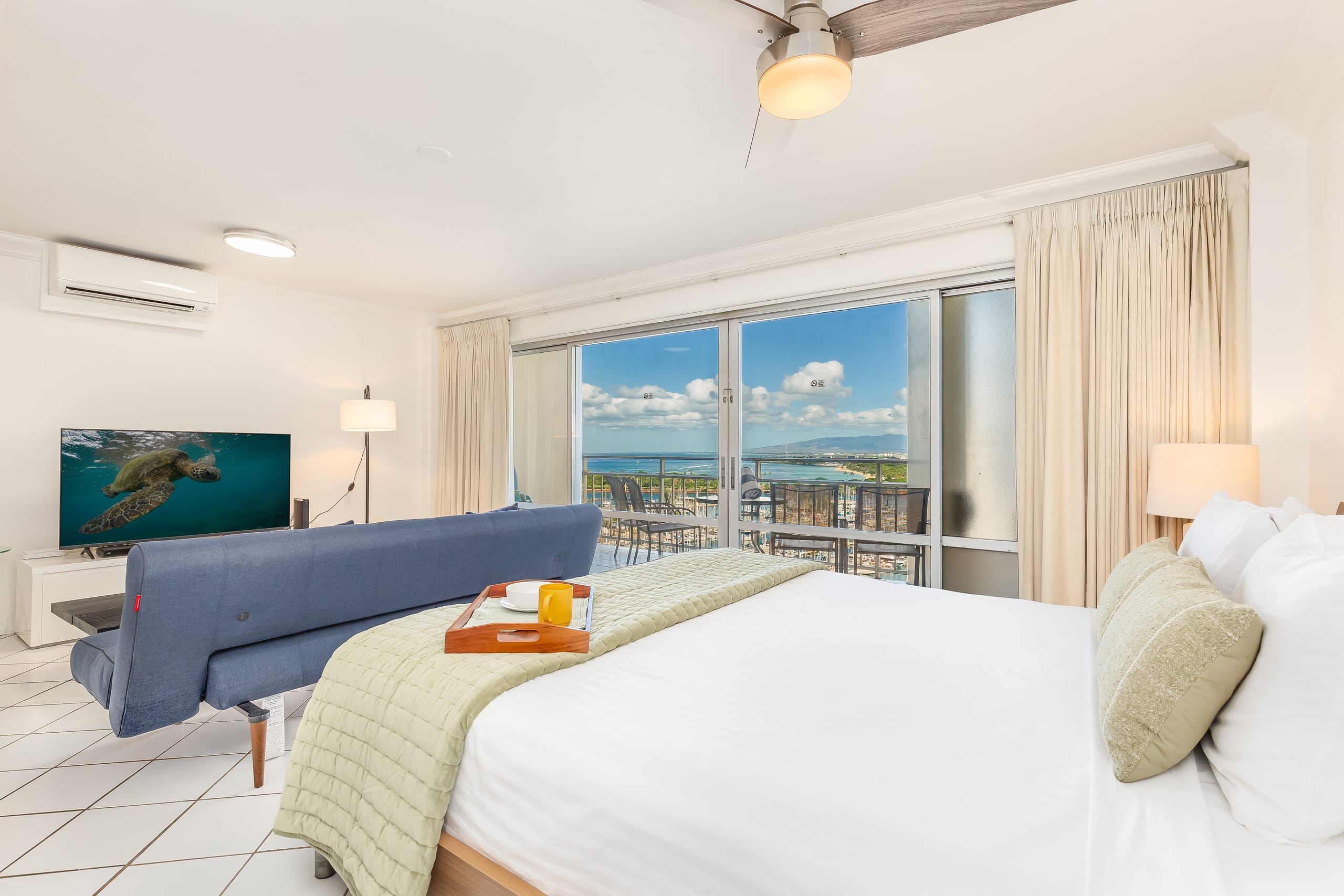 Ocean and Sunset Marina Views at the Ilikai Hotel - Image 15