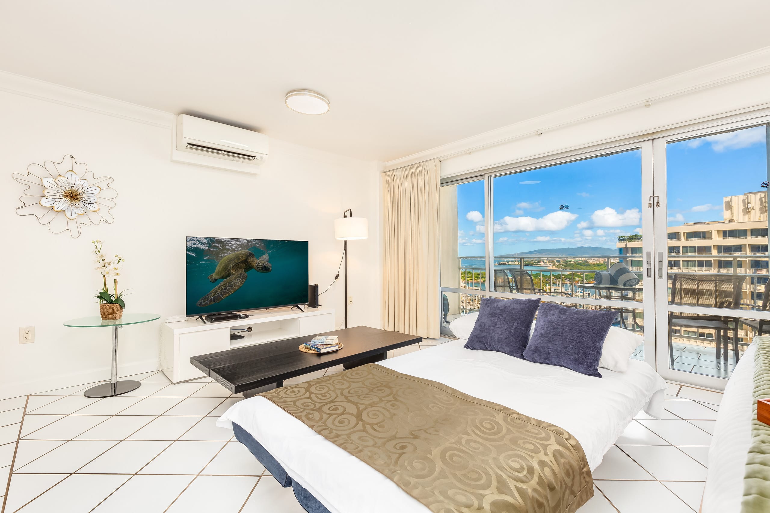 Ocean and Sunset Marina Views at the Ilikai Hotel - Image 7