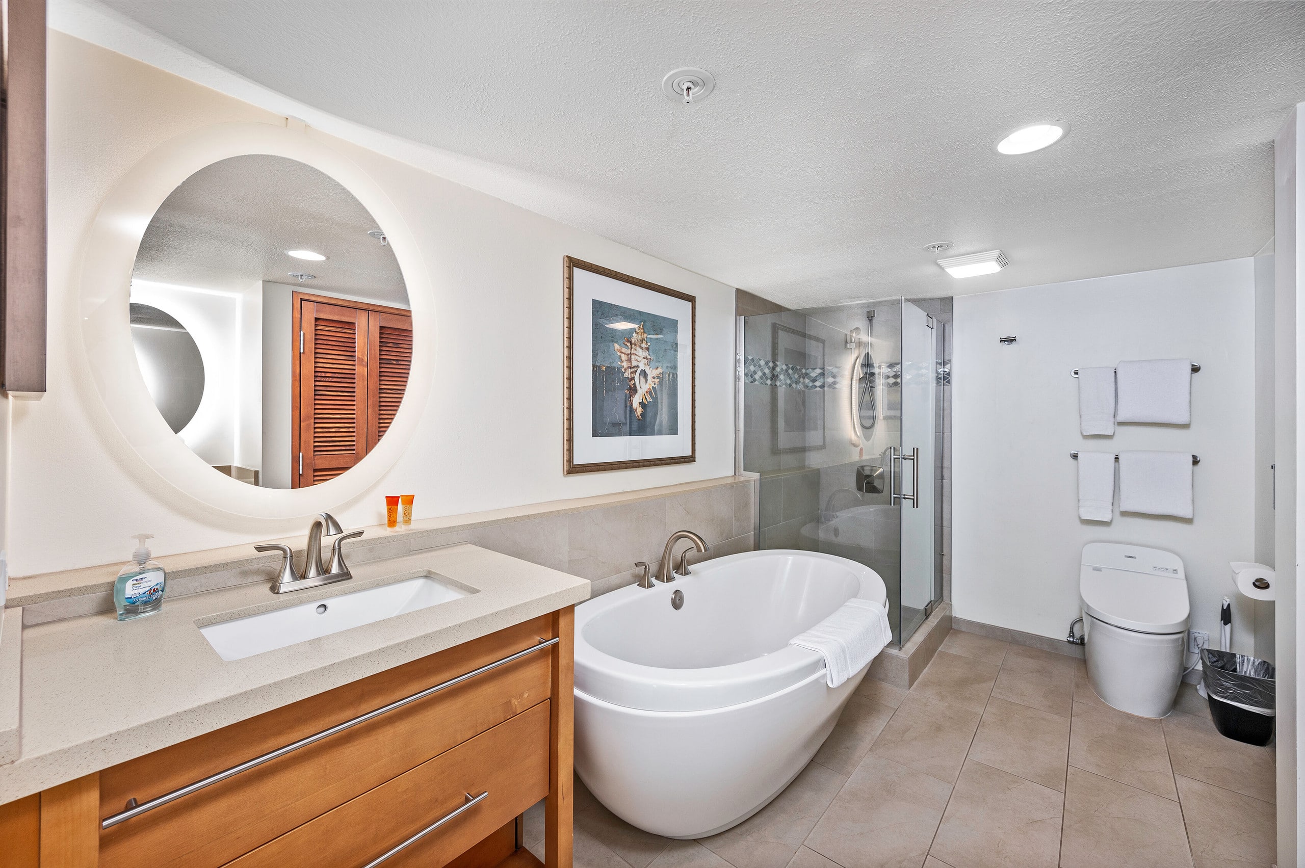 Oceanfront Family Bliss at the Waikiki Beach Tower - Image 18