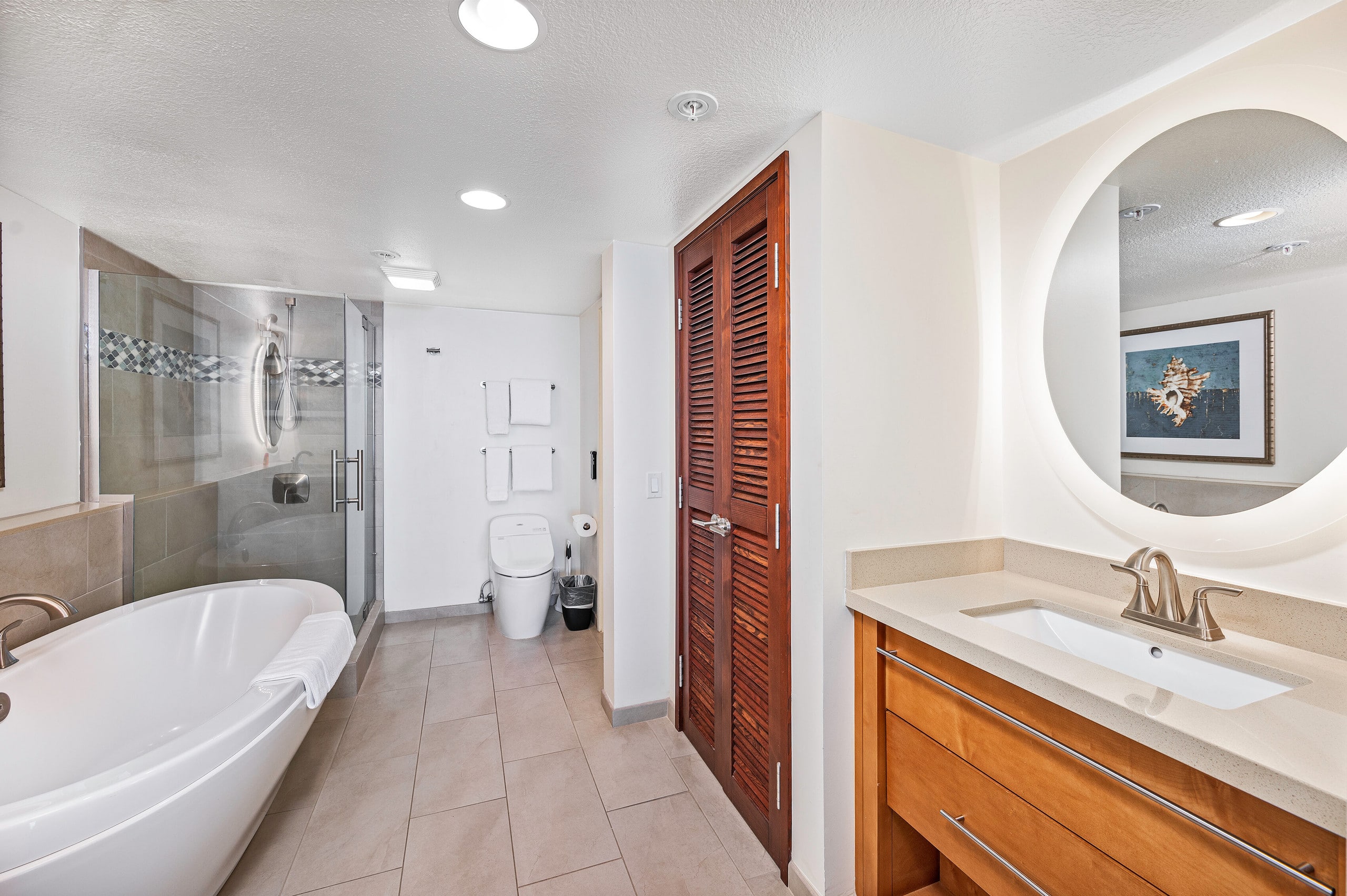Oceanfront Family Bliss at the Waikiki Beach Tower - Image 19