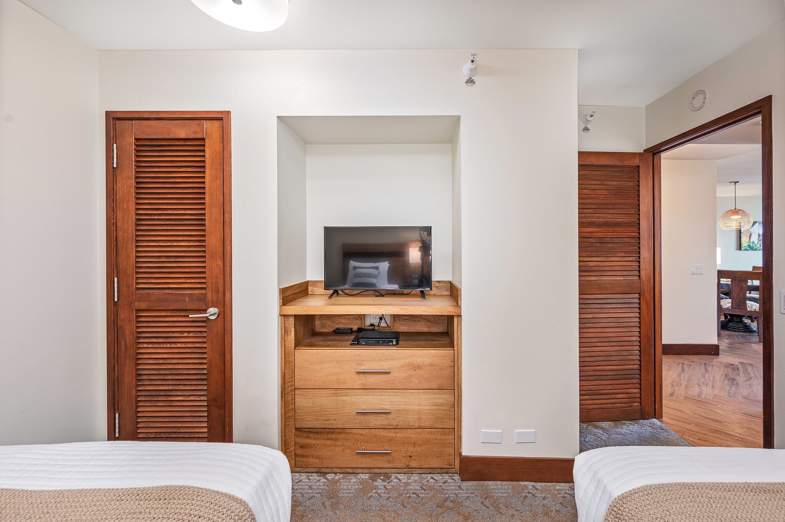 Oceanfront Family Bliss at the Waikiki Beach Tower - Image 16