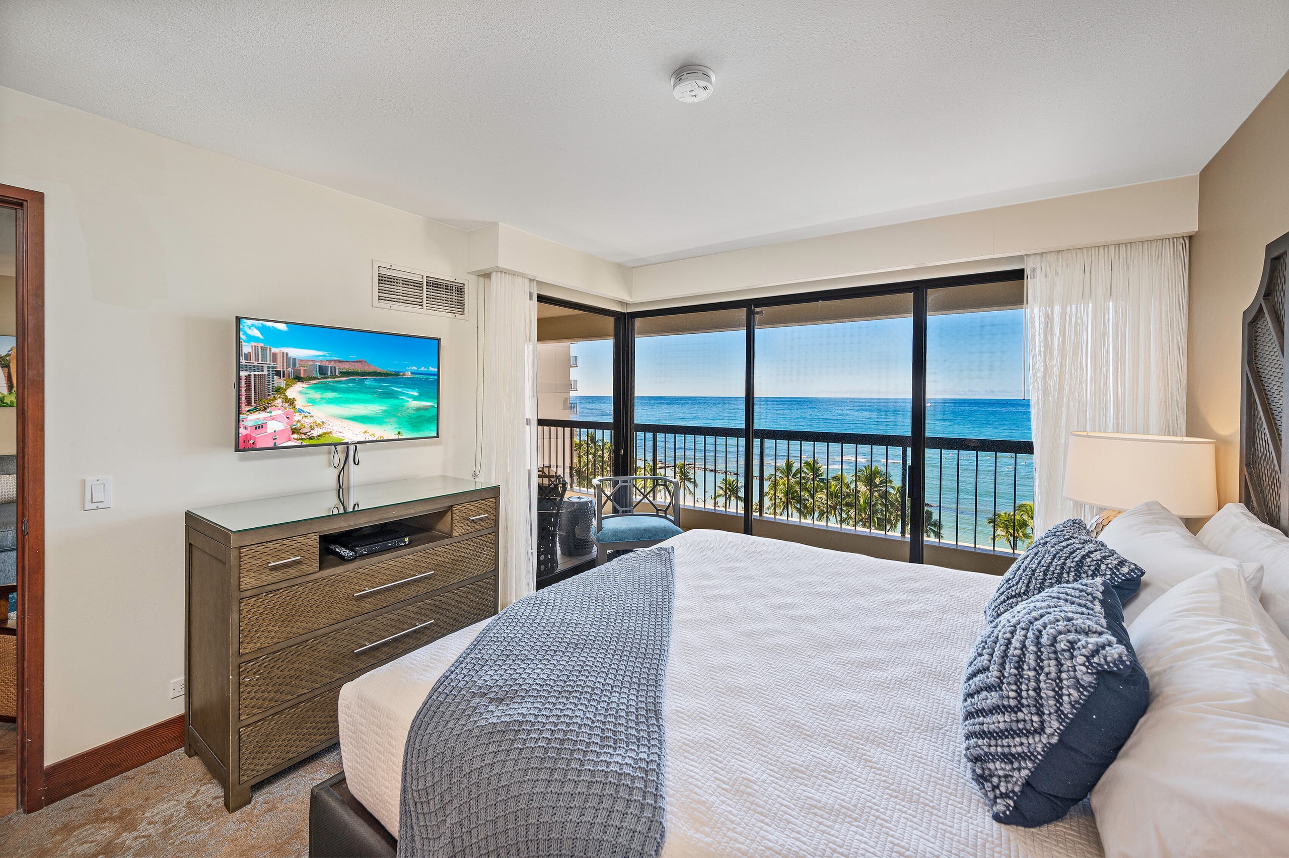 Oceanfront Family Bliss at the Waikiki Beach Tower - Image 11