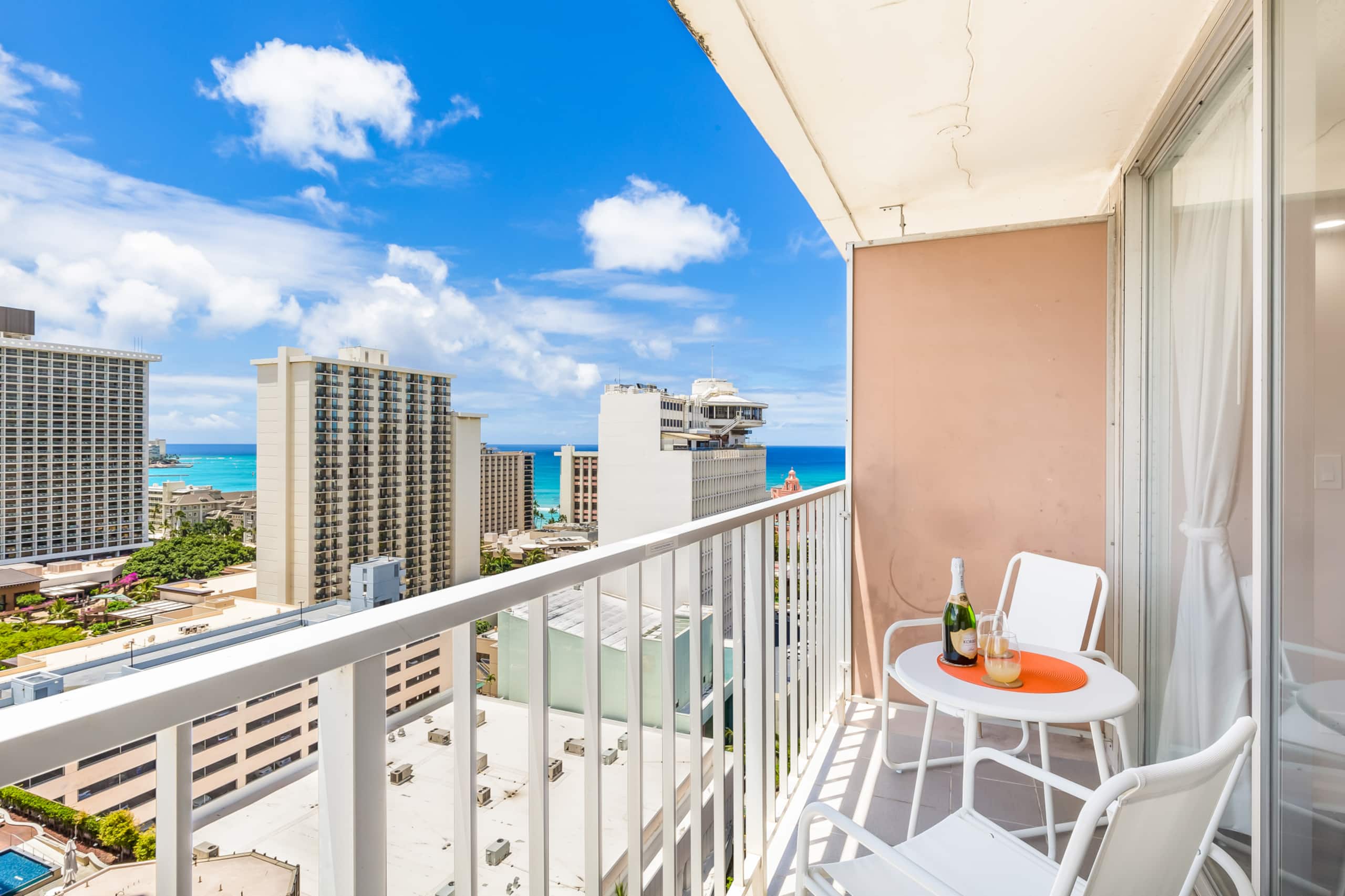 Ocean-MT Renovated Marine Surf Condo by the Beach - Image 2