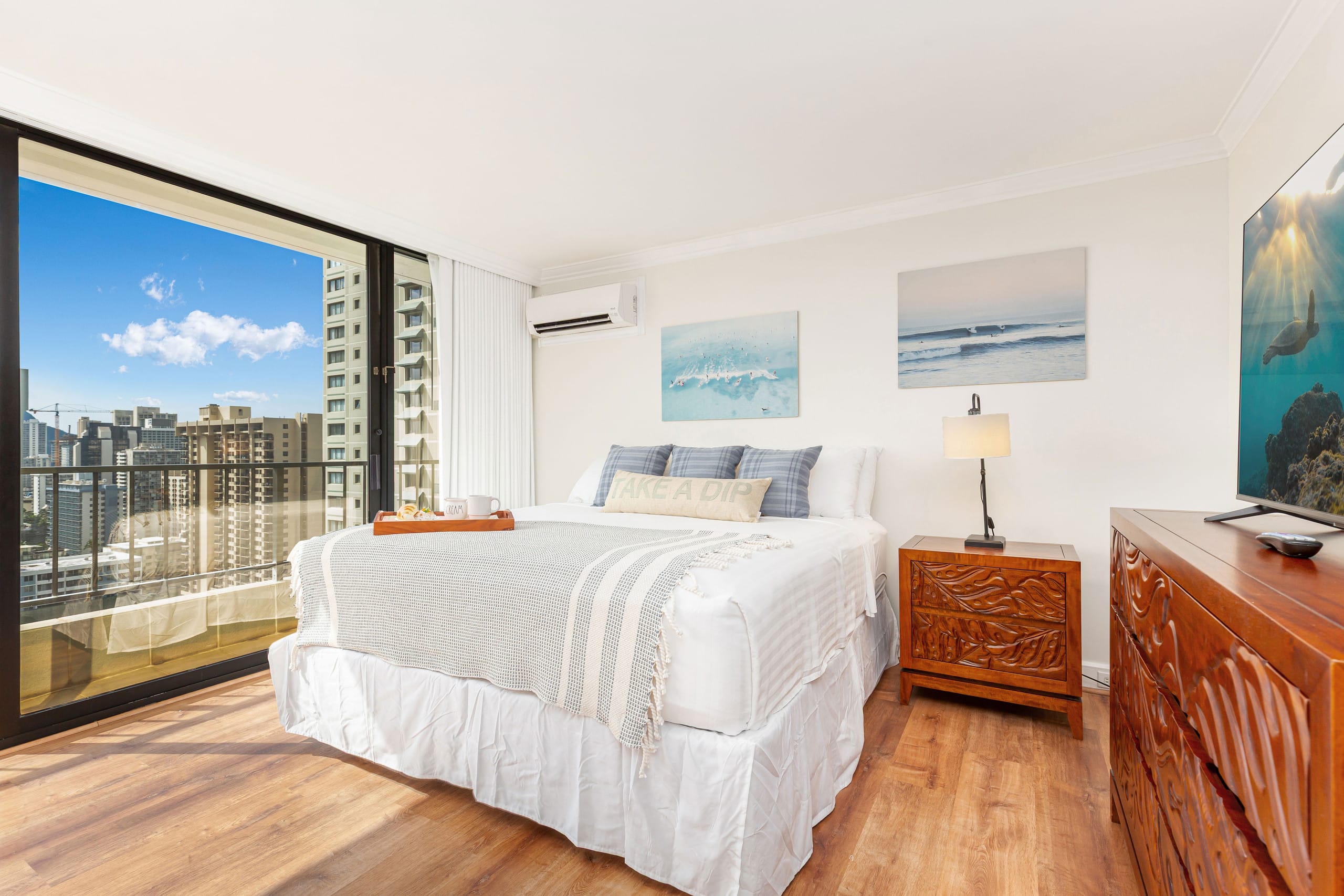Ocean and Mountain Views Condo at the Royal Garden - Image 15