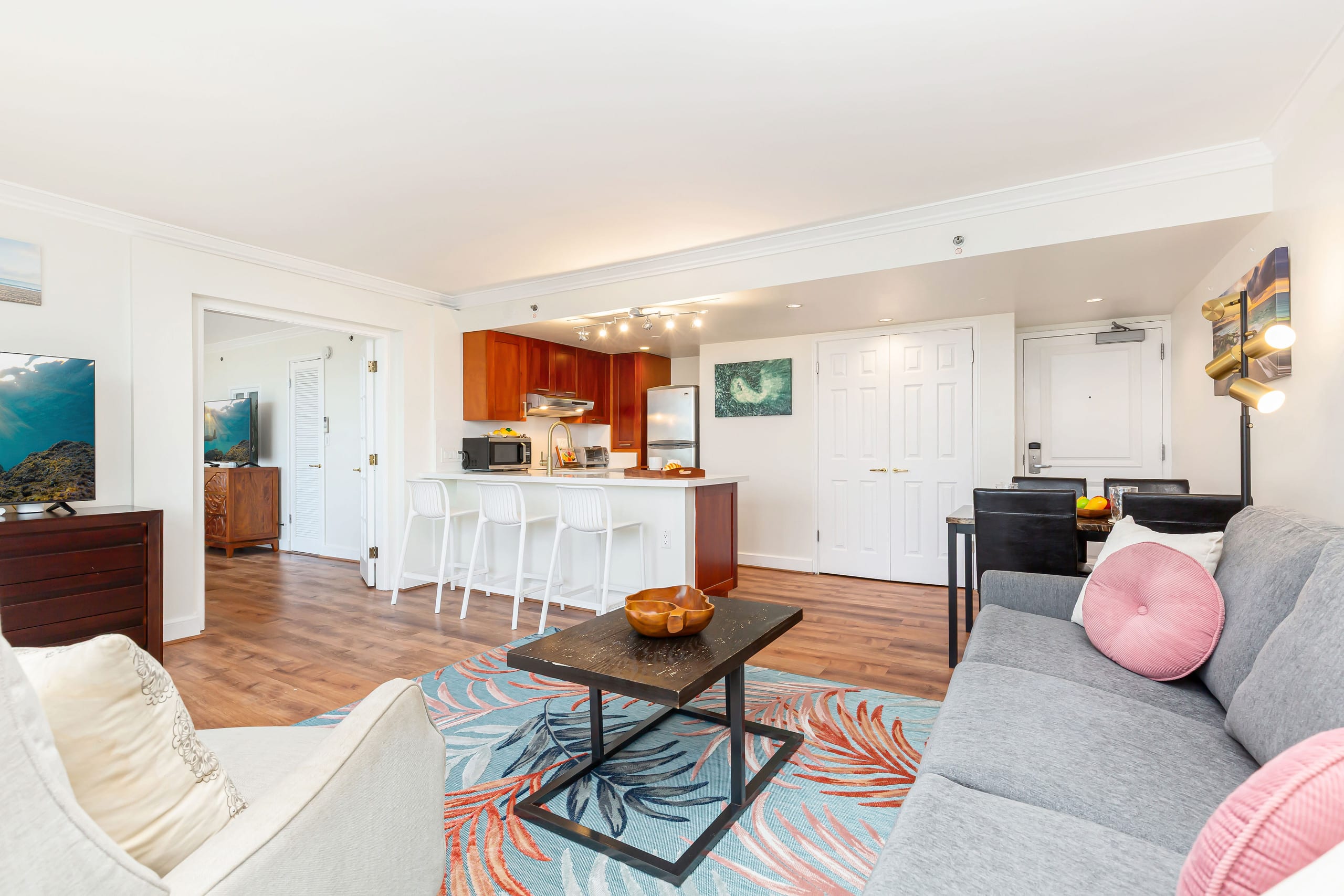 Ocean and Mountain Views Condo at the Royal Garden - Image 2