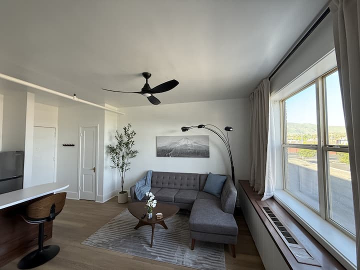 Retro-chic Escape #208 - Klamath Falls, OR