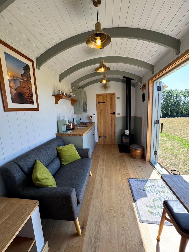 Tranquil, Luxury Shepherd’s Hut, Hot Tub & Views - Bridport, UK