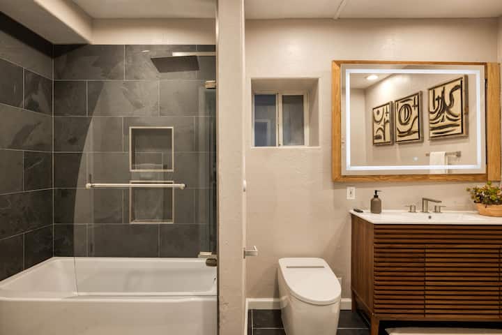 אמבטיית מקלחת עם אריחים צפחה ויוקרתיים