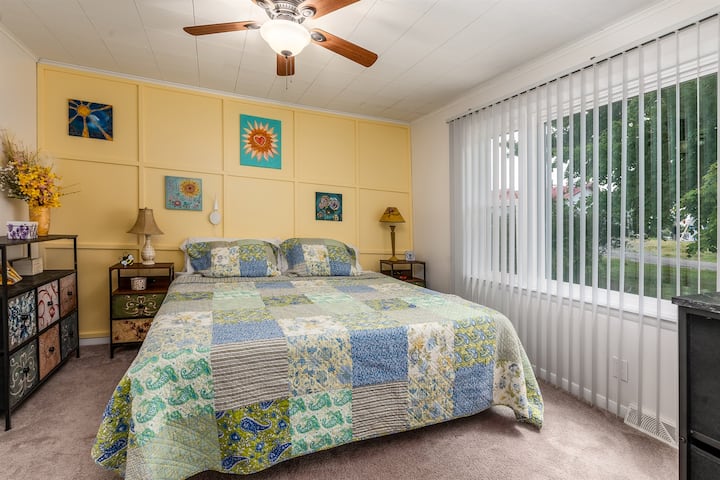 Slaapkamer 1: Dit kingsize bed, zachte verlichting en gezellige details maken het ontspannen een fluitje van een cent.