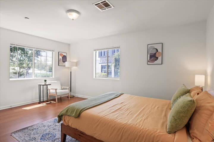 Спална соба со балкон