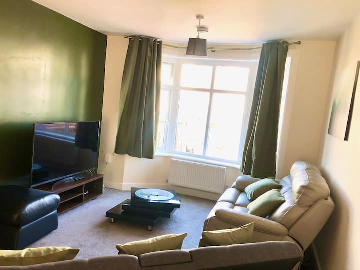 4 Bedroom House Near Hospital And Motorway - Southampton, UK