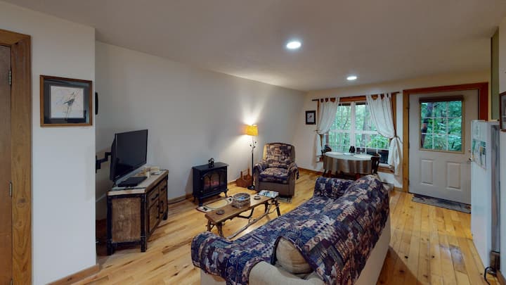 Удобна дневна соба со електричен камин