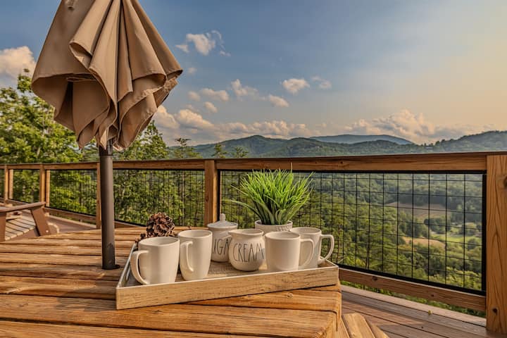 Cabin With Breathtaking Views, Hot Tub & Game Room - Pigeon Forge, TN