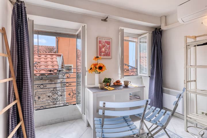 Old Castle Apartment - By Happy Rentals - マントン