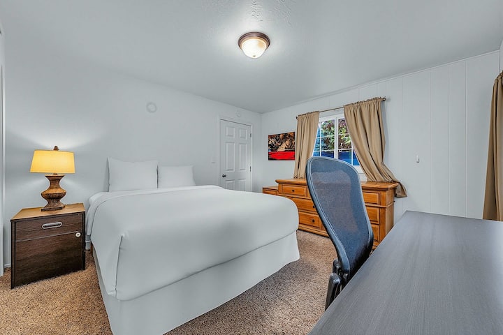 חדר שינה 1 (קומה ראשית): מיטת קווין סייז, פינת עבודה ייעודית, גישה לחצר האחורית