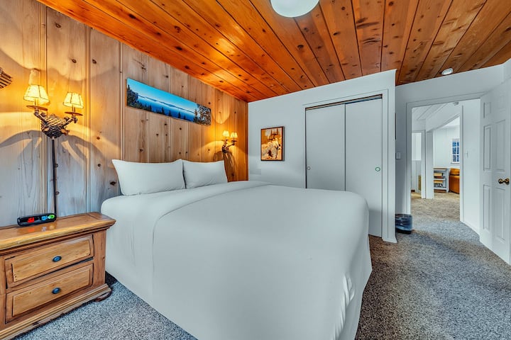 חדר שינה 3 (קומה עליונה): מיטת קינג סייז, שולחן עבודה מתכוונן, מסך, מקלדת גיימינג