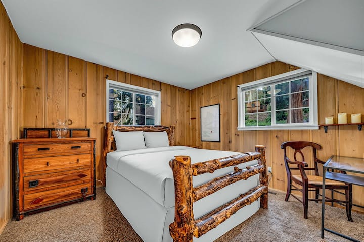 חדר שינה 2 (קומה ראשית): מיטת קווין סייז, שולחן קטן