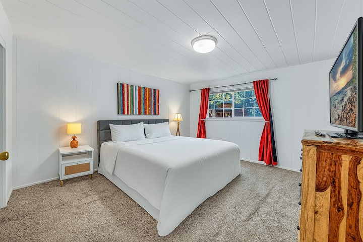 חדר שינה 4 (קומה עליונה): מיטת קינג סייז, טלוויזיה חכמה, שידה