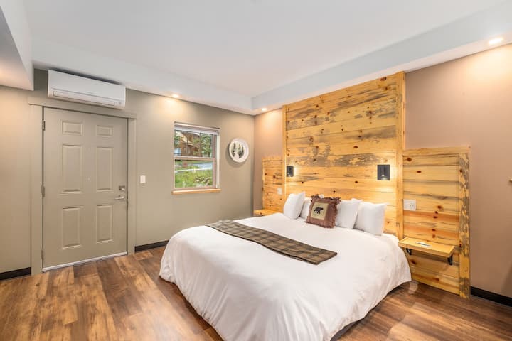 Საწოლის გვერდით მდებარე კარი მიუყვება ადაპტირებულ საპარკინგე ადგილს