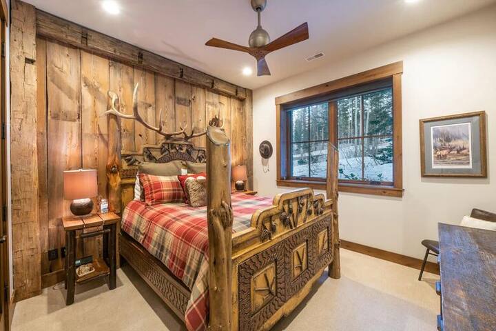 Ski-in/Ski-out Lazy Day Chalet in Park City