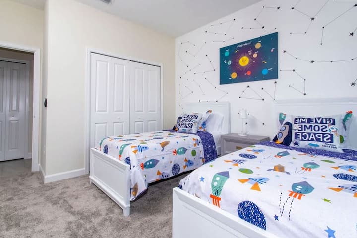 Táto svetlá izba s vesmírnou tematikou a dvoma samostatnými lôžkami je ideálnym útočiskom pre malých prieskumníkov – farebná posteľná bielizeň s raketami a steny so súhvezdiami pripravujú pôdu pre zábavu!