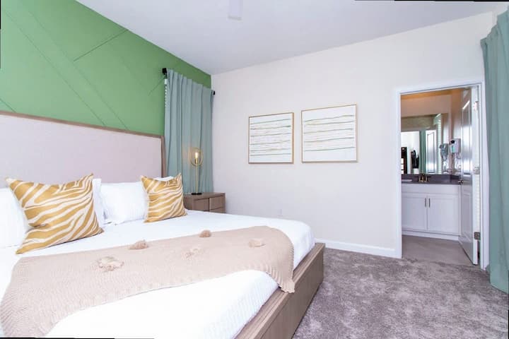 Vychutnajte si pokojné noci v tejto svetlej spálni s pohodlnou manželskou posteľou, upokojujúcimi zelenými akcentmi a vlastnou kúpeľňou pre väčší luxus.