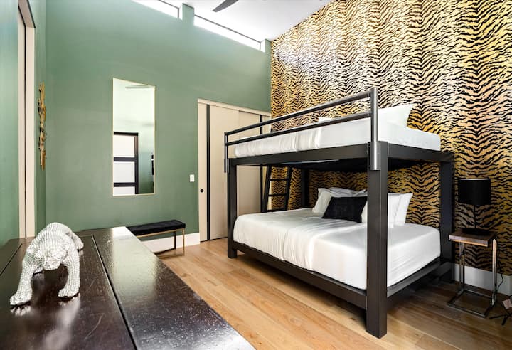 Volwassenen queensize stapelbedden, eigen badkamer