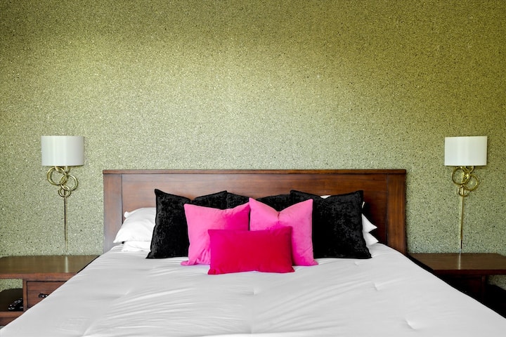 غرفة النوم الرئيسية - سرير بحجم كينج مع حمام داخلي وإمكانية الوصول إلى الفناء