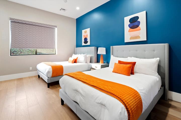 2 queensize bedden, ensuite met bad, grote kast