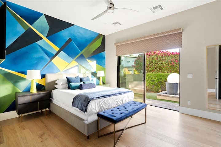 سرير بحجم كوين، حمام داخلي وإمكانية الوصول إلى الفناء الأمامي