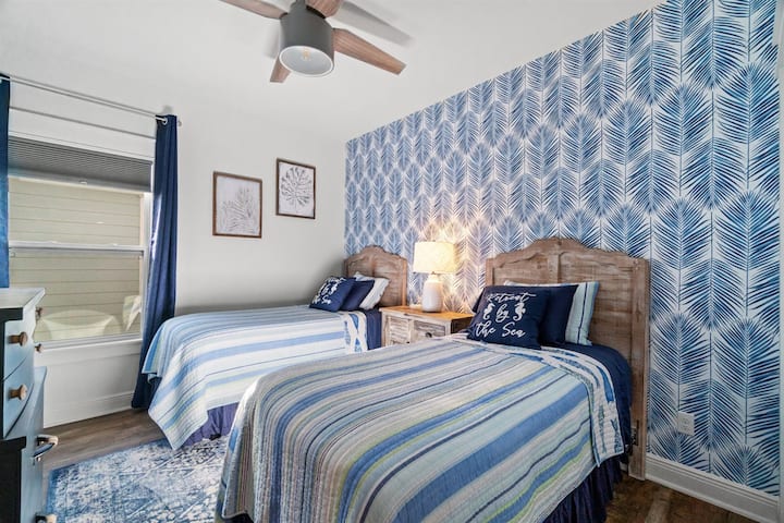 Habitación de invitados con dos camas individuales, ¡perfecta para niños o adultos! Los cubrecolchones de espuma viscoelástica y las persianas y cortinas opacas permiten un sueño de ensueño